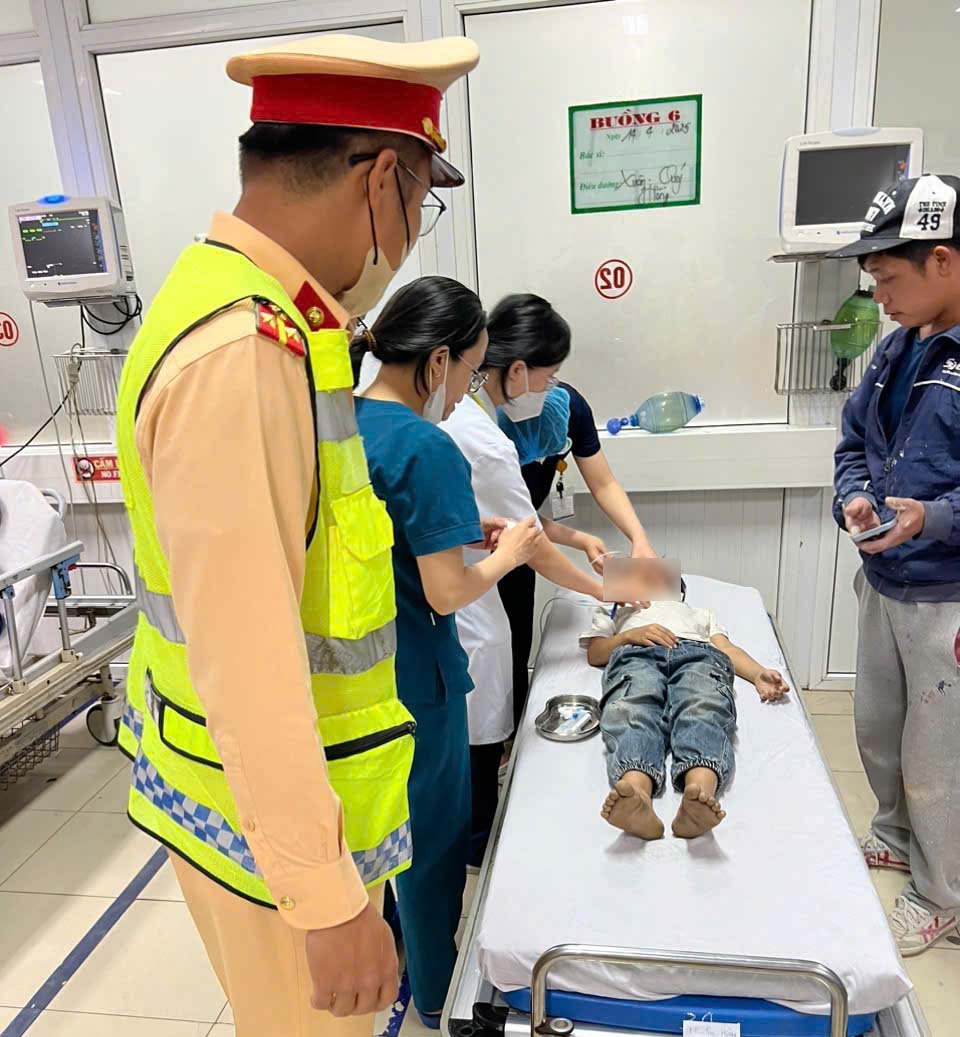 La Fuerza de Policia de Trafico de la Policia de Trafico (NGE AN) ayudo al niño a dejar de respirar en la emergencia a tiempo y mediante una crisis critica. Foto: NGOC ANH