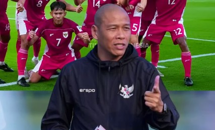 Huan luyen vien Nova Arianto cua U17 Indonesia xin loi nguoi ham mo. Anh cat tu video
