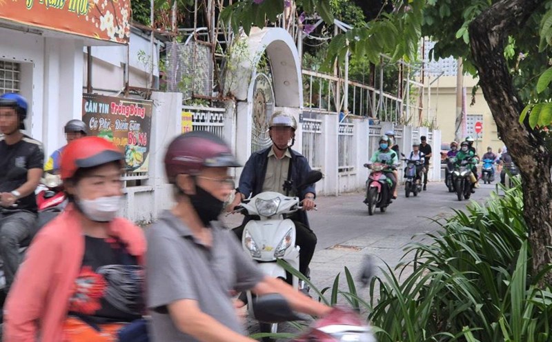 More than 1,000 cases of driving on the sidewalk were sanctioned by the Ho Chi Minh City Traffic Police in the first 3 months of 2025. Photo: Nguyen Chan Chan