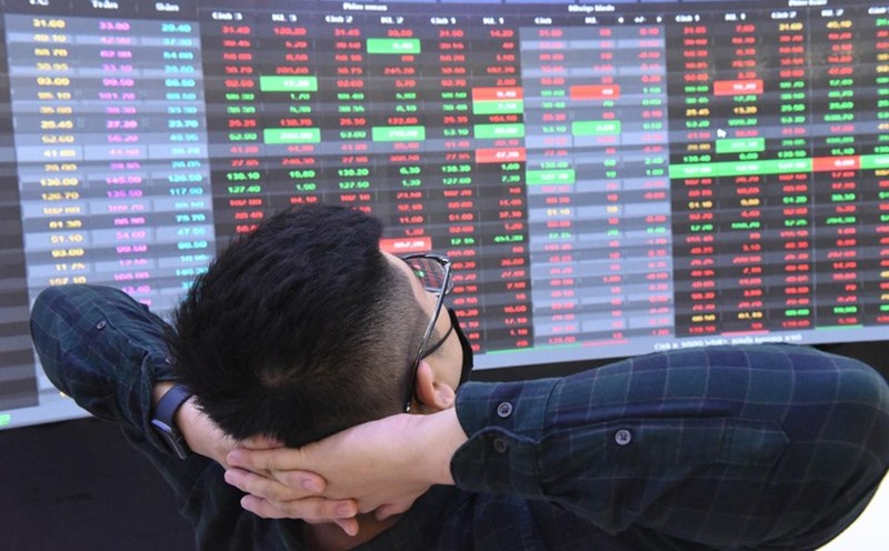 In the stock market, there was a strong selling force after a series of days of gaining points. Photo: Le Toan