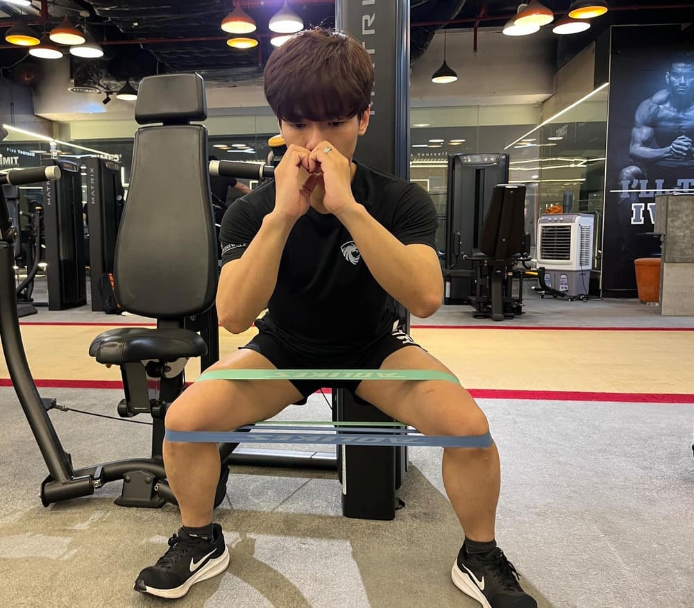 Practice with resistance wires to help increase the leg muscles, butt muscles more toned. Artwork: Chau