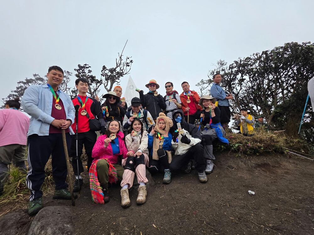 Nam du khách cho biết anh đi cùng đoàn gần 20 người với đủ các lứa tuổi và kinh nghiệm trekking khác nhau. Cả đoàn di chuyển hướng Tả Lèng về Sì Thâu Chải. Ảnh: NVCC