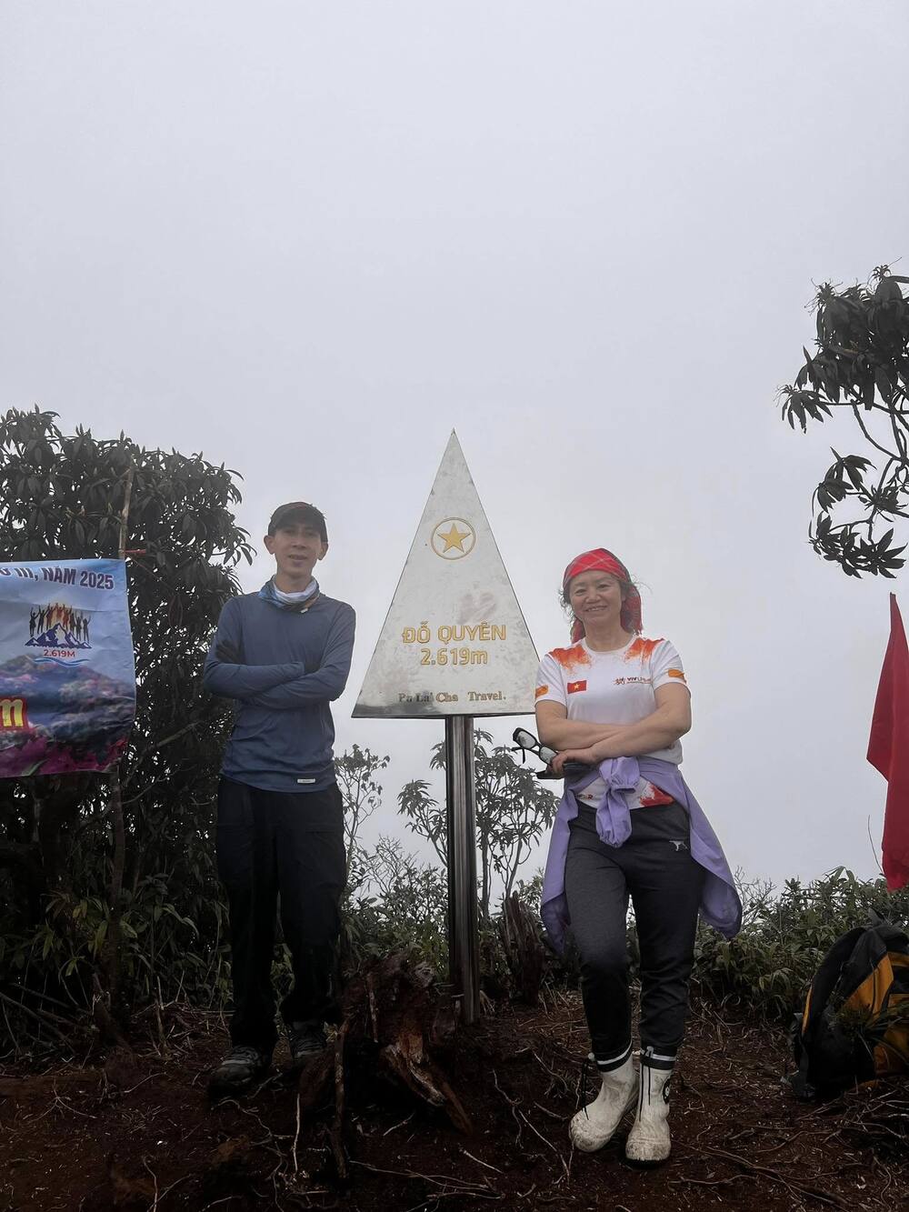 Tuy nhiên, đối với những người đã quen trekking và có “đam mê” khám phá, chinh phục thì đường xa, thời tiết khắc nghiệt không phải vấn đề lớn: “Thành viên lớn tuổi nhất đoàn mình là cô Thu, năm nay đã gần 70 tuổi. Cô tuy lớn tuổi nhưng leo không kém gì các thanh niên. Cô kể cũng từng chinh phục 2 đỉnh núi bên Lào Cai và thường xuyên luyện tập thể thao để giữ gìn sức khỏe”. Ảnh: NVCC