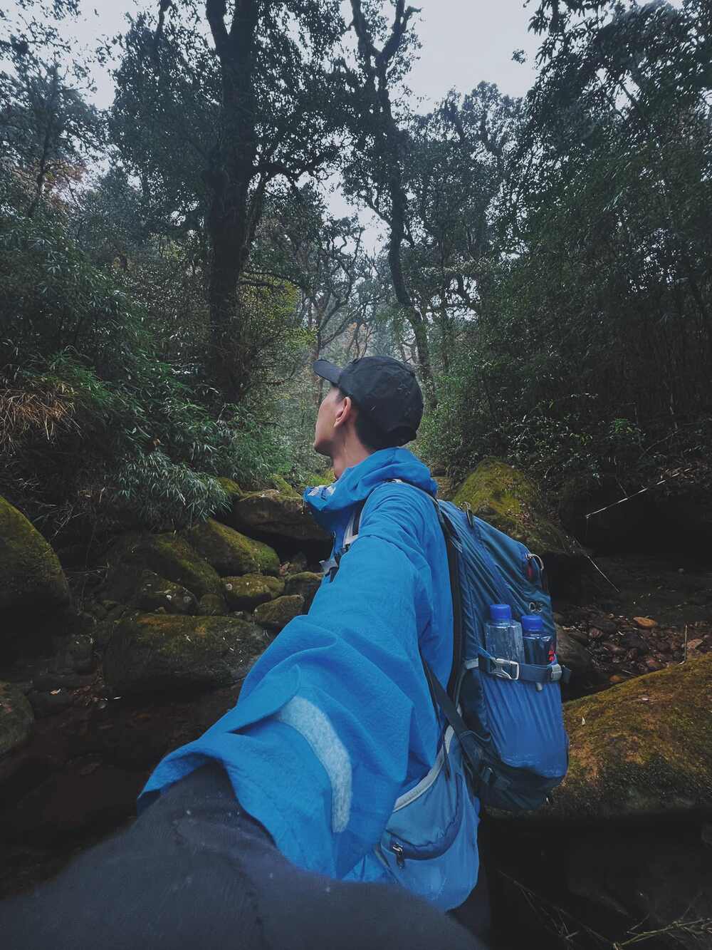 Anh Nguyễn Duy (34 tuổi, Hà Nội) đã có chuyến trekking Putaleng 2 ngày 1 đêm với quãng đường gần 30km đầy đáng nhớ: “Mình đã chinh phục gần hết các đỉnh núi tại Lào Cai nên muốn thử trekking tại Lai Châu. Ngoài ra, hiện tại đang là mùa hoa đỗ quyên đẹp nhất nên mình chọn đi cung này”. Ảnh: NVCC