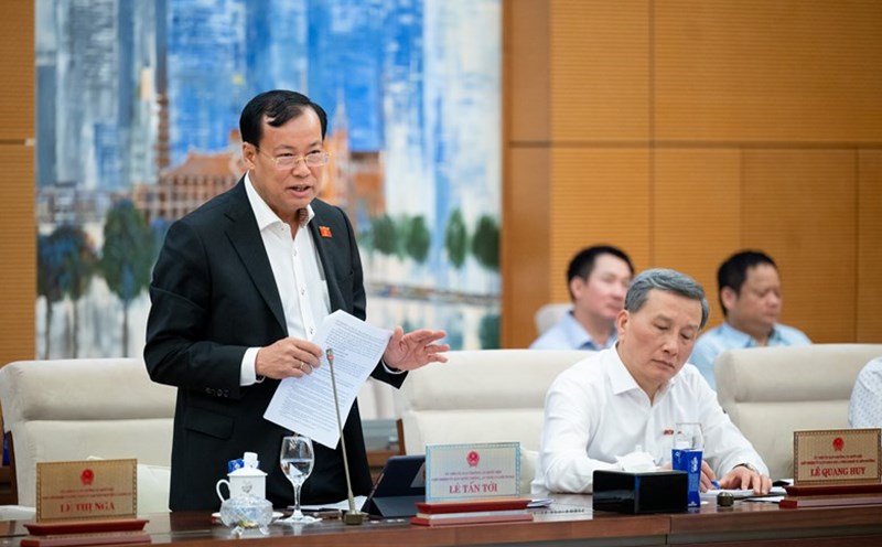 Chairman of the Committee for Defense, Security and Foreign Affairs Le Tan came to propose to scientists and engineers responsible for research on national defense and security need superior mechanisms. Photo: quochoi.vn
