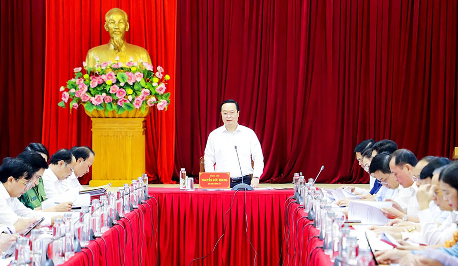 Nghe, un secretario del Comite del Partido Provincial, Nguyen Duc Trung, propuso mejorar el consenso en el proceso de organizar el aparato y la unidad administrativa.  Foto: Pham Bang