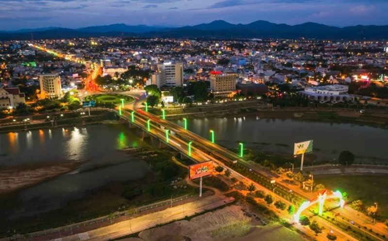 The Dak Bla River flows backwards - a special place in Kon Tum city. Photo: Nguyen Ban