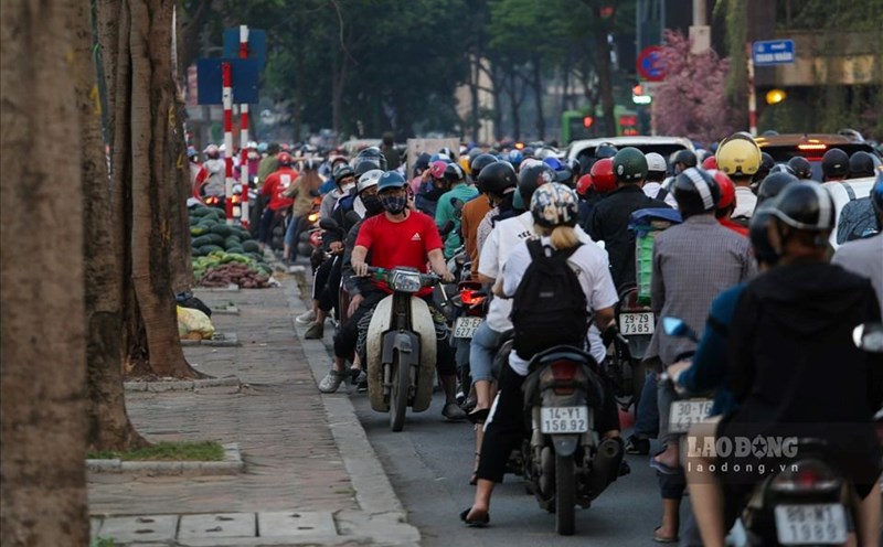 Hanoi adjusted traffic organization on Nguyen Ngoc Vu, Cau Giay, Hanoi. Photo: To The