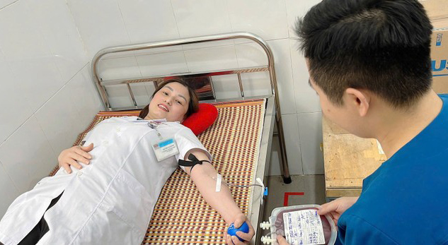 Doctor of the Northwestern Nghe An General Hospital donate blood to save patients. Photo: Ngoc Tu