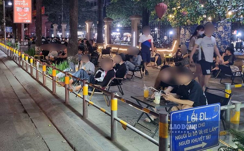 The sidewalk on Ho Tung Mau Street (Hanoi) is being occupied as a place to sell goods. Photo: The Ky