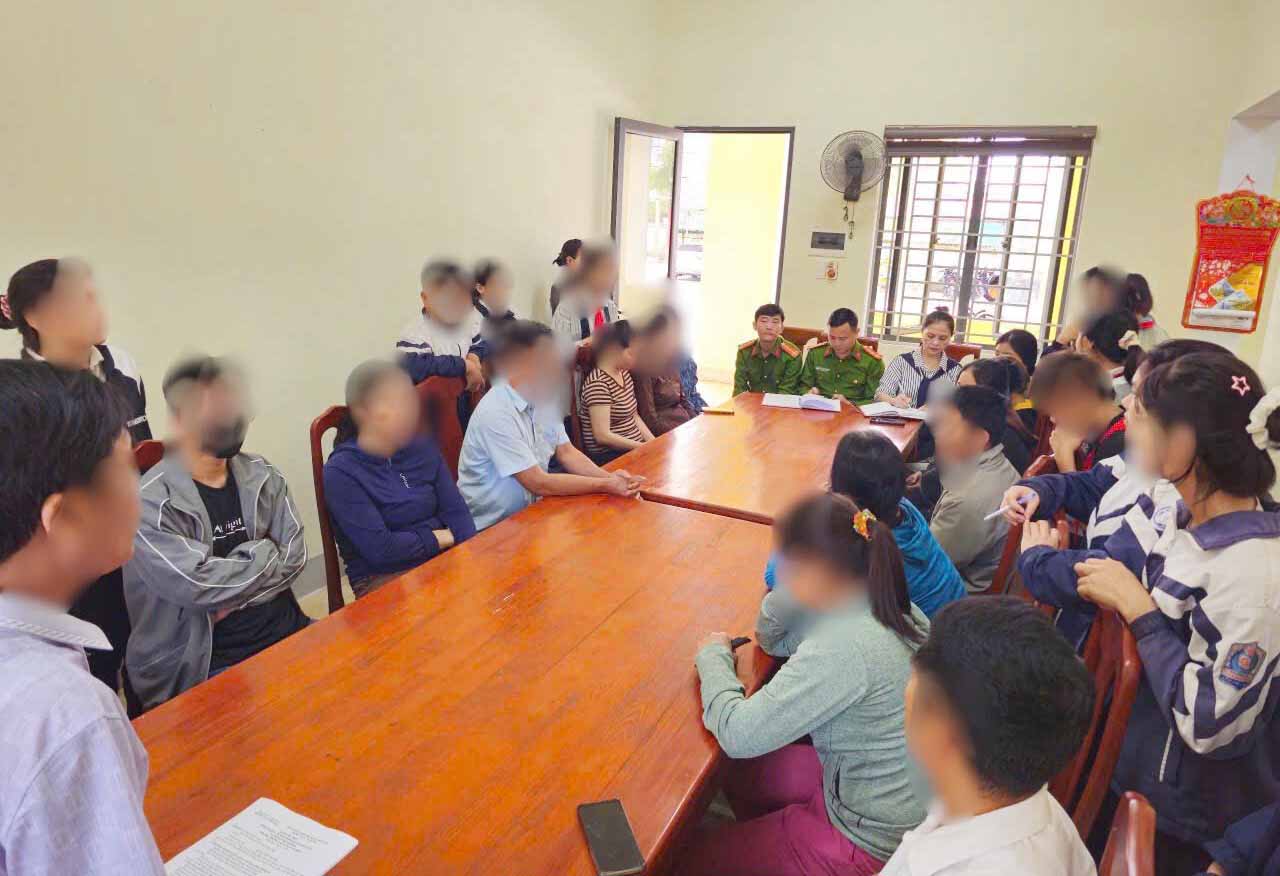 La policia comune de Ich hau trabaja con padres, estudiantes de la escuela secundaria Thu loc y organiza la firma de un compromiso de no dejar que los estudiantes no tengan la edad suficiente para conducir una moto. Foto: Ha Tinh Police.