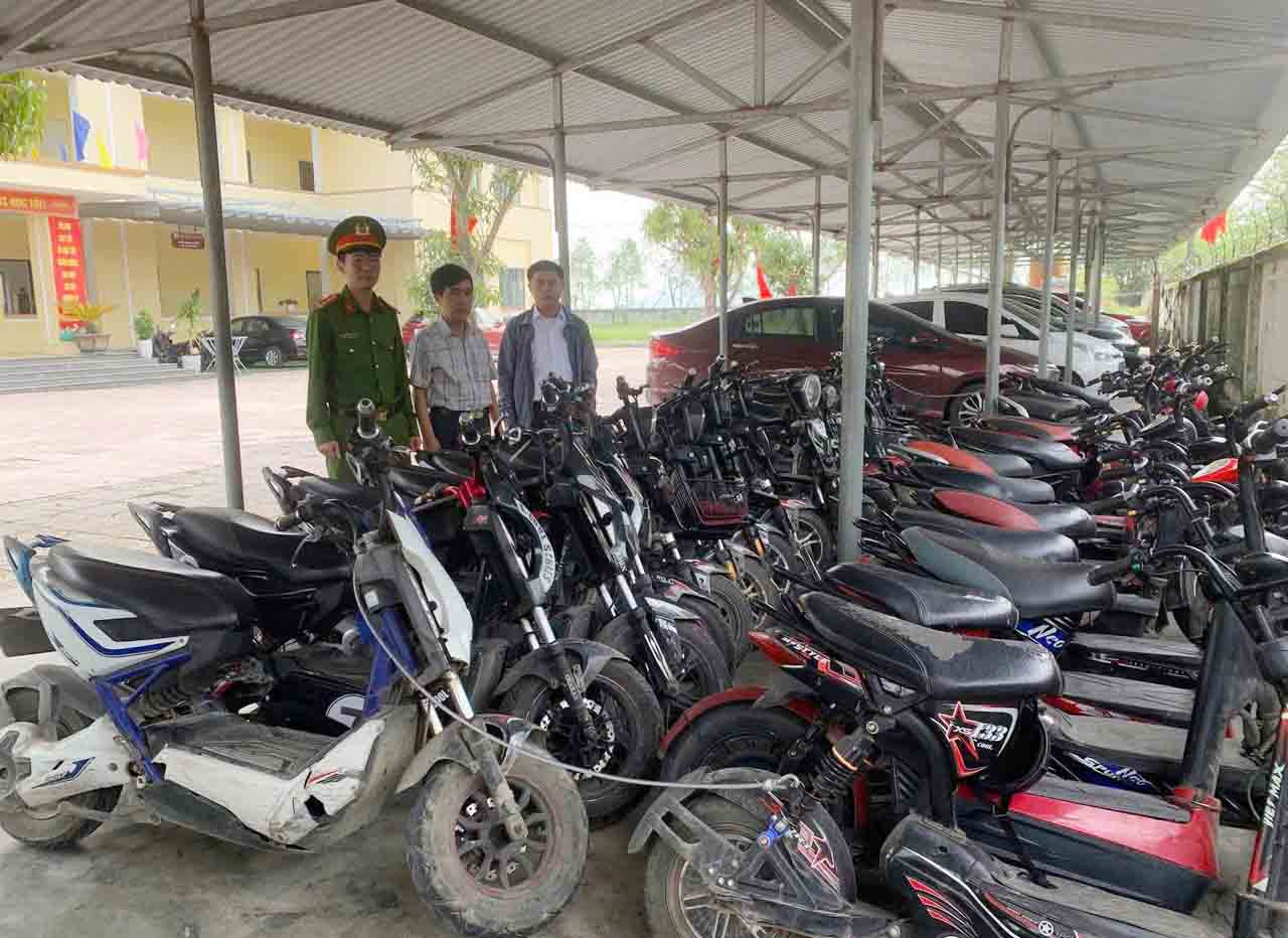 Nhieu xe may dien ma hoc sinh Truong THCS Thu Loc dieu khien den truong. Anh: Cong an Ha Tinh.