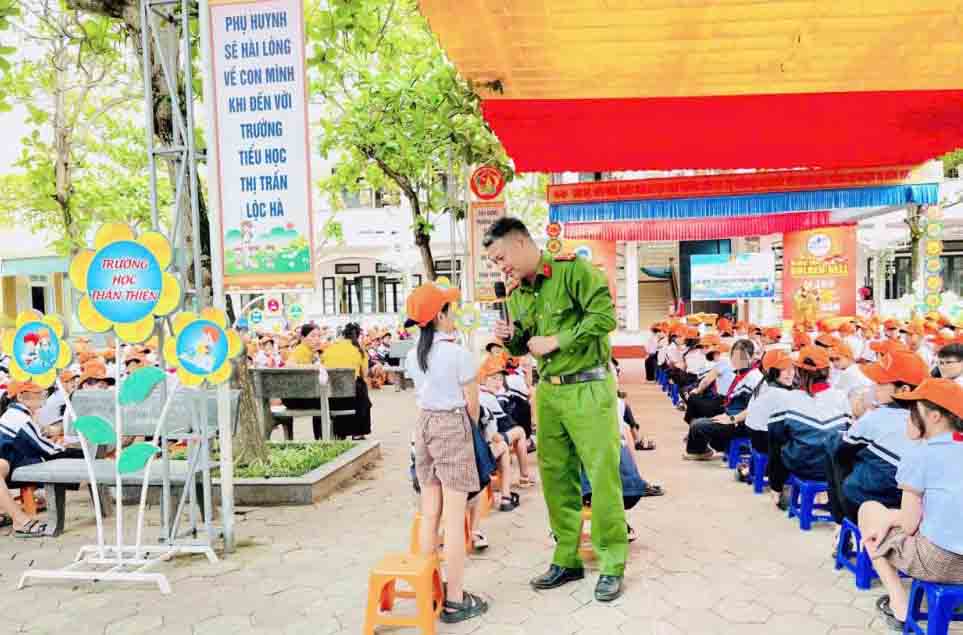 Cong an cap xa o Ha Tinh dong loat to chuc tuyen truyen ve an toan giao thong, phong chong chay no va duoi nuoc cho hoc sinh. Anh: Cong an Ha Tinh.