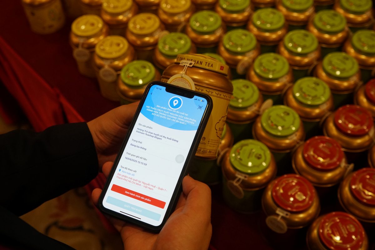 Consumers use smartphones to scan chip stamps for information, origin, product circulation process. Photo: Thanh Chan