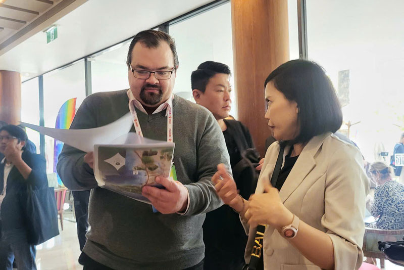 Experts on domestic and foreign genes exchanged on the sidelines of the conference. Photo: Nguyen Thi