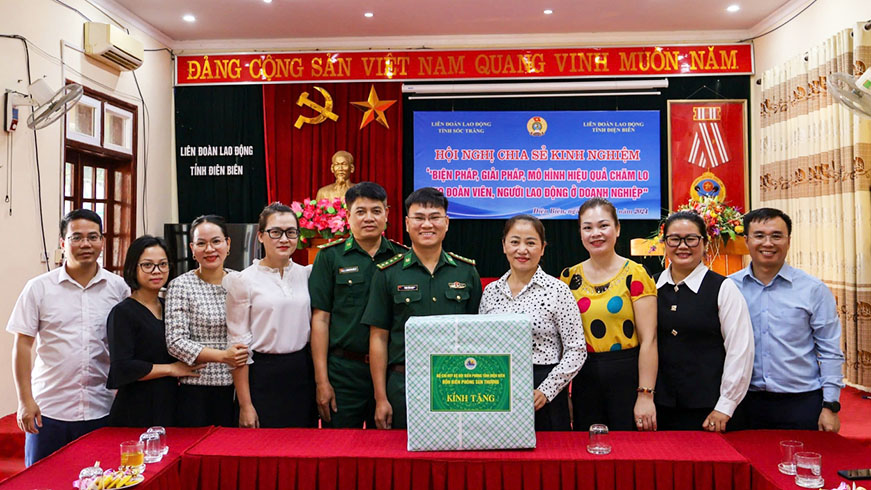 La estacion fronteriza Sen Thuong visito y felicito a la Federacion Laboral de la provincia de Dien Bien con motivo del 62 aniversario del establecimiento de la Union Provincial. Foto: Tran Nga