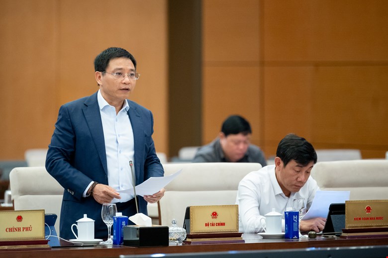 El Ministro de Finanzas, Nguyen Van Thang, dijo que la exencion de impuestos continuas para fines de 2030 no reducira los ingresos porque esta es una politica que se implementa en la realidad. Foto: Quochoi.vn