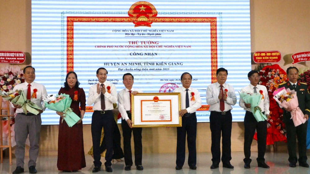 An Minh district leaders received the decision of the Prime Minister to recognize An Minh district to meet the new rural district standard in 2023. Photo: Xuan Nhi