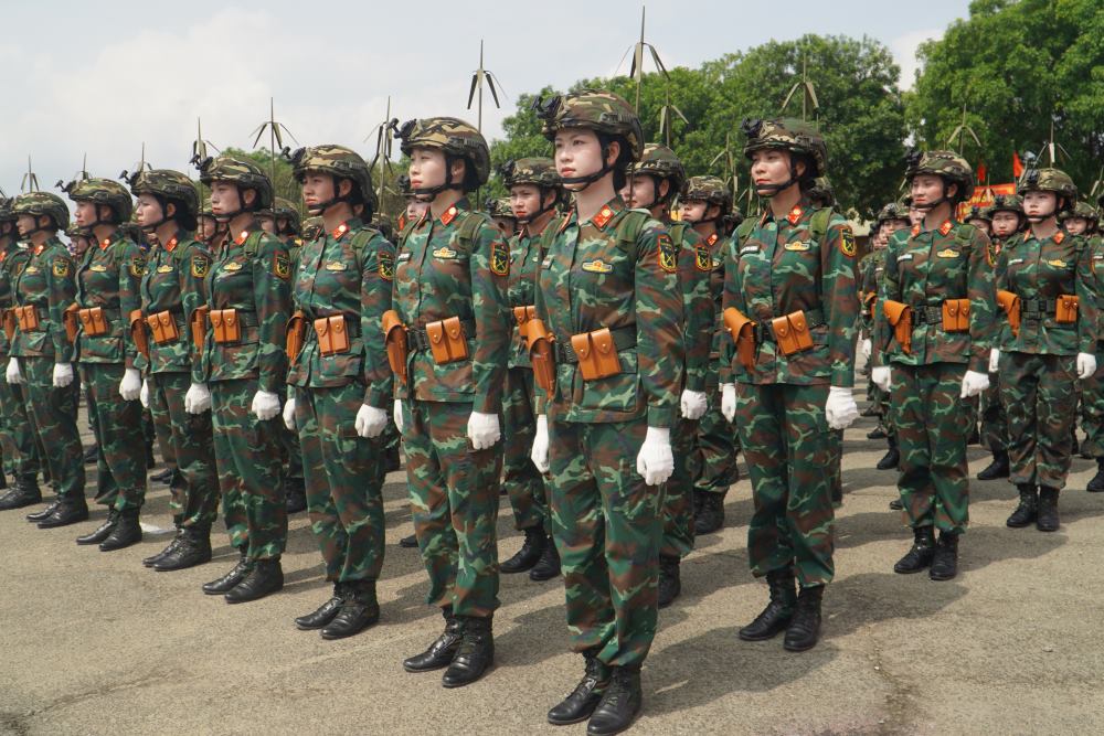 Las oficiales se preparan para la ceremonia del 30 de abril. Foto: Su hermano