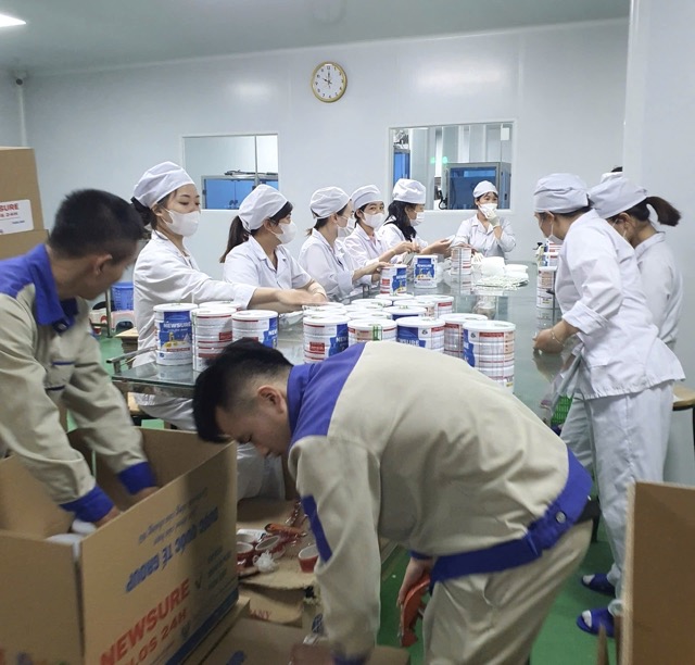 The production line of nearly 600 fake milk has just been exposed by the police. Image source: People's Police Newspaper