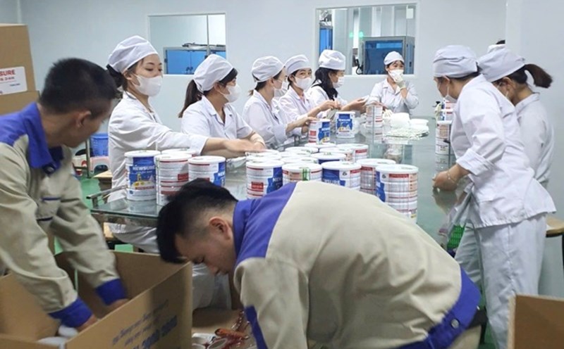 The production line of nearly 600 fake milk has just been exposed by the police. Image source: People's Police Newspaper