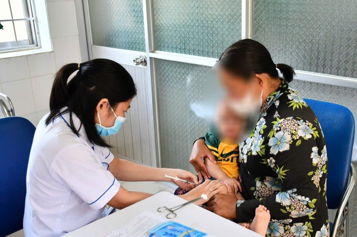 Vaccination for children in Ba Ria - Vung Tau. Artwork: Nhi Hoang
