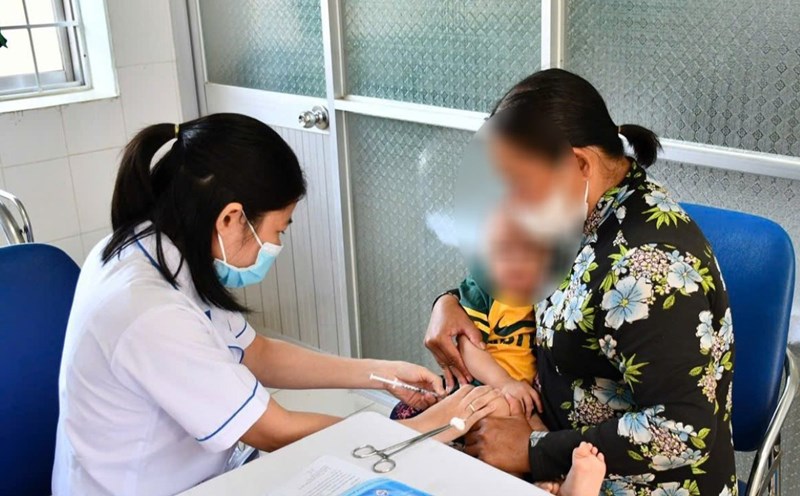 Vaccination for children in Ba Ria - Vung Tau. Artwork: Nhi Hoang