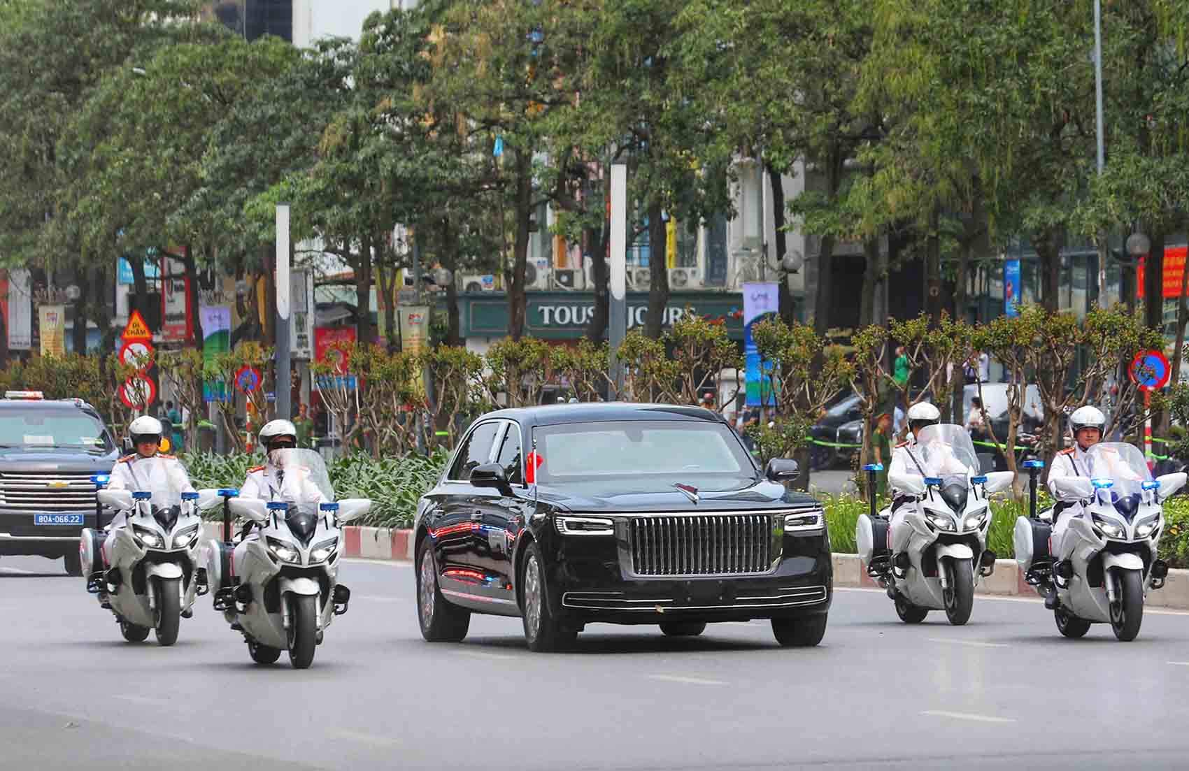 El convoy da la bienvenida al Secretario General y Presidente de China Xi Jinping para ir del aeropuerto Noi Bai al centro de la ciudad de Hanoi, al mediodia 14.4. Foto: para el