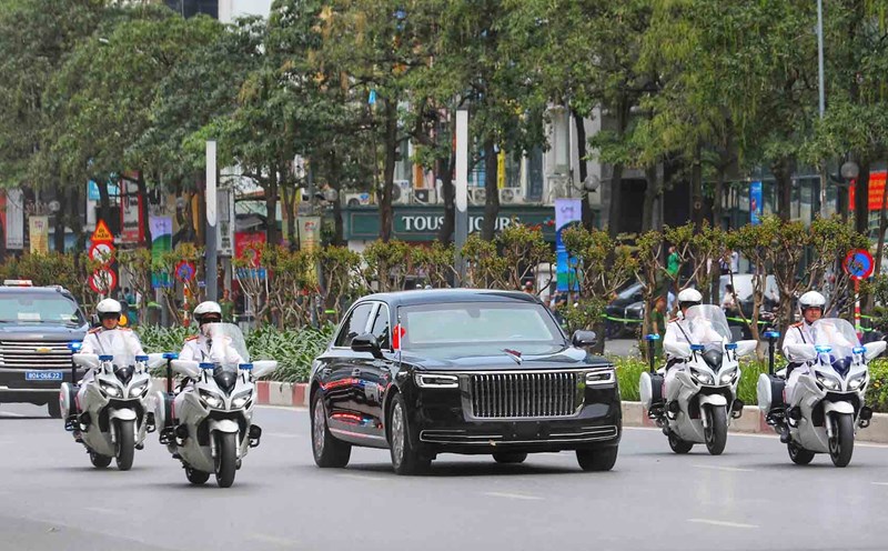 The convoy welcomes General Secretary and President of China Xi Jinping to go from Noi Bai airport to the center of Hanoi City, at noon 14.4. Photo: To The