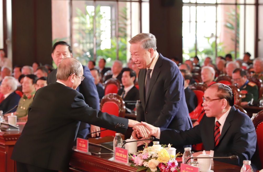 General Secretary To Lam met an old revolutionary cadre, a person with meritorious services, typical policy families, on the afternoon of April 15 in Hanoi. Photo: Tran Vuong