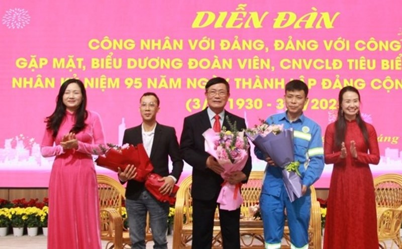 The forum "Party with workers - workers with the Party" was organized by the Labor Federation of Thanh Oai District and the Hanoi Construction Union. Photo: College