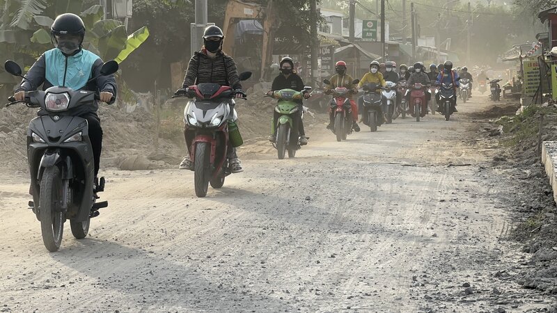 Complete upgrading the route before May 15. Photo: Hoang Loc