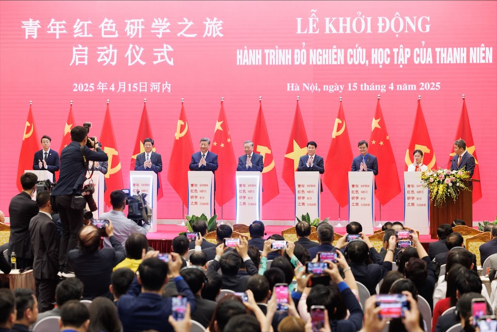 Secretario General de Lam; Miembro del Politburo, el presidente Luong Cuong y el secretario general, el presidente de China Xi Jinping asistieron a la ceremonia de promocion "Viaje rojo: investigacion y aprendizaje de jovenes". Foto: Hai Nguyen