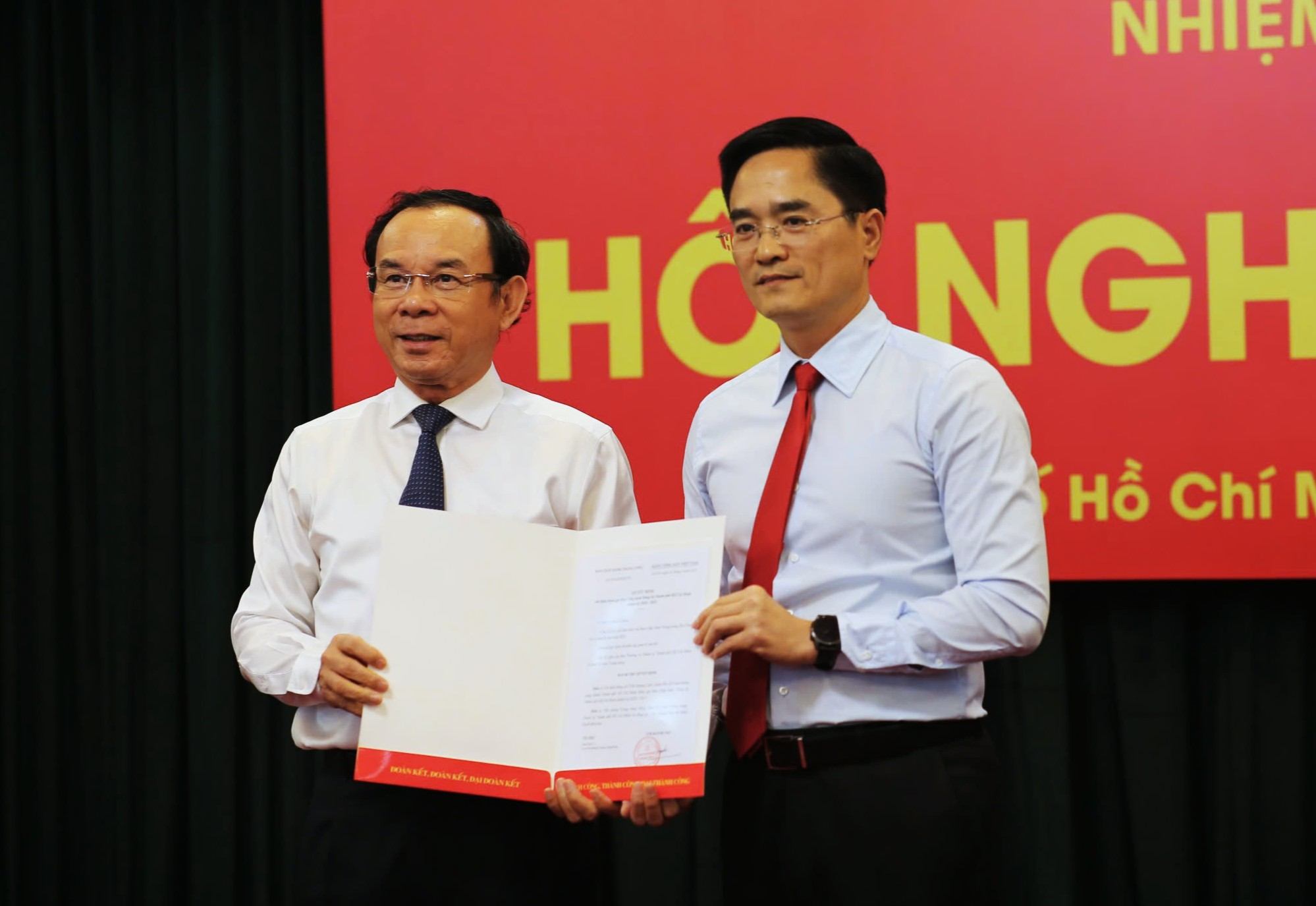 Ho Chi Minh City Party Committee Secretary Nguyen Van should (left) awarded the Secretariat's decision to Mr. Tran Quang Lam.  Photo: Ha Khanh