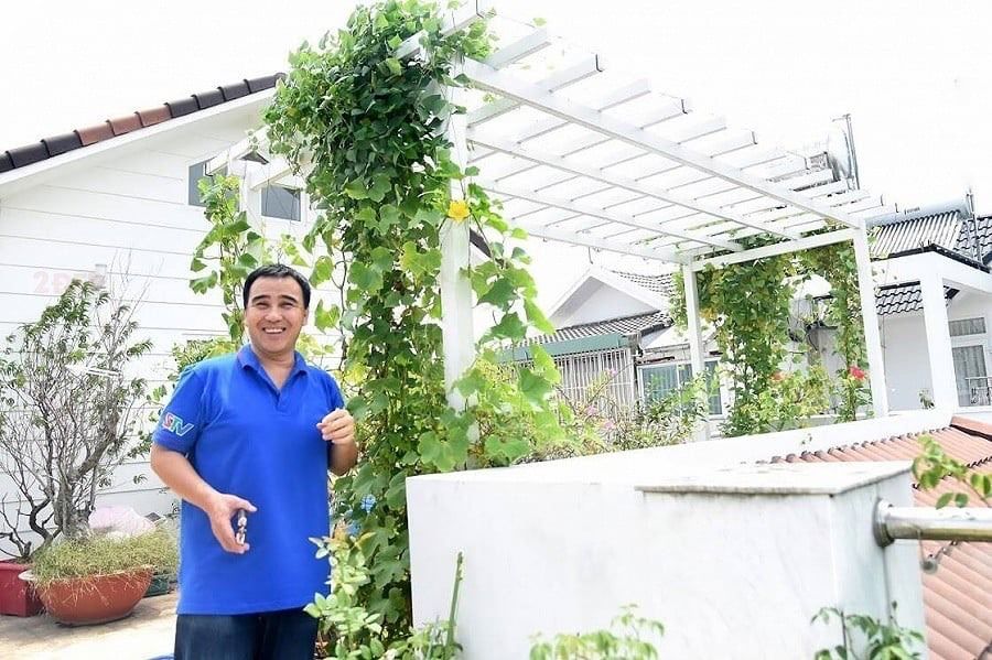 Quyen Linh Cham gardening in the villa of the family. Photo: Dac Long.