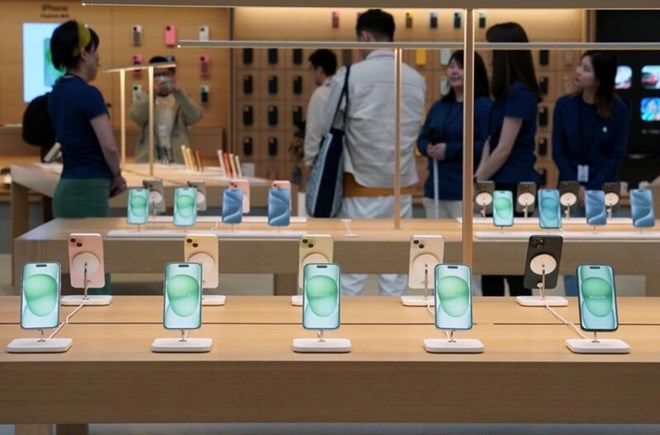 The iPhone is sold at an Apple Store. Photo: Xinhua