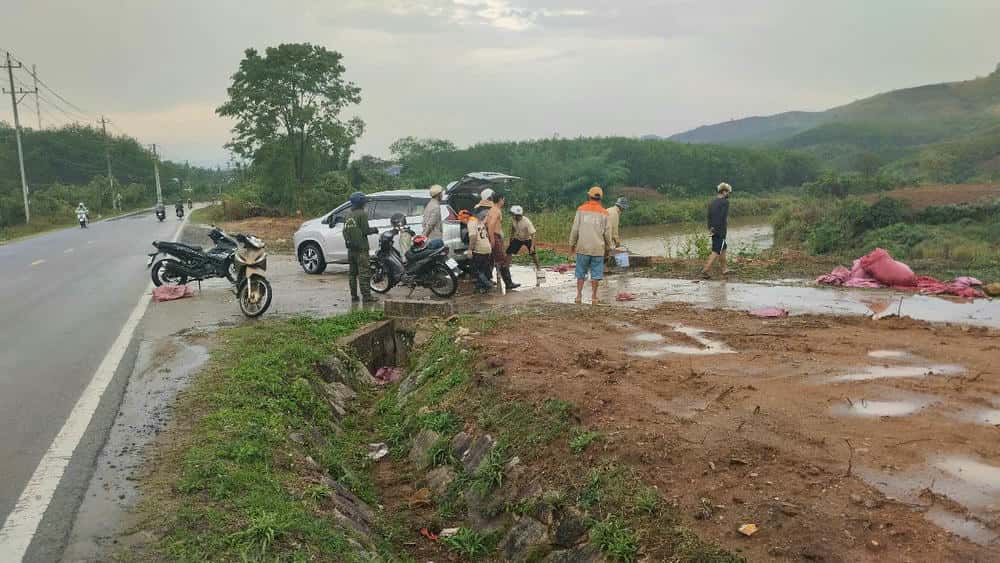People take victims of lightning to the hospital emergency. Photo: Duong Nuong