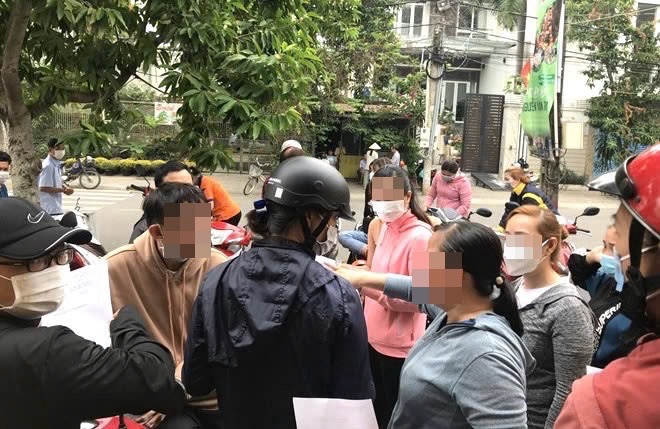 Employees call for help from authorities because businesses are slow to pay insurance in Dong Nai. Document photo: HAC