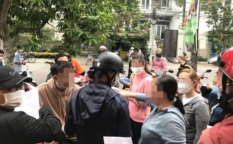 Employees call for help from authorities because businesses are slow to pay insurance in Dong Nai. Document photo: HAC