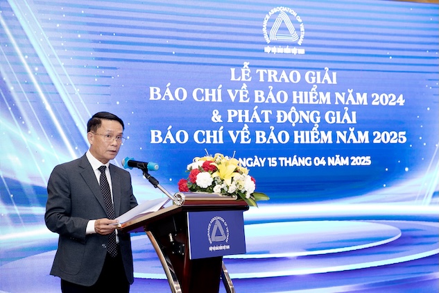 Journalist Nguyen Duc Loi affirmed that the role and important companion of the press to the insurance industry. Photo: Organizing Committee