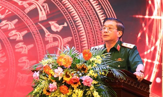 Trung tướng Trương Thiên Tô - Phó Chủ nhiệm Tổng cục Chính trị Quân đội nhân dân Việt Nam - phát biểu tại hội nghị. Ảnh: Bộ Quốc phòng