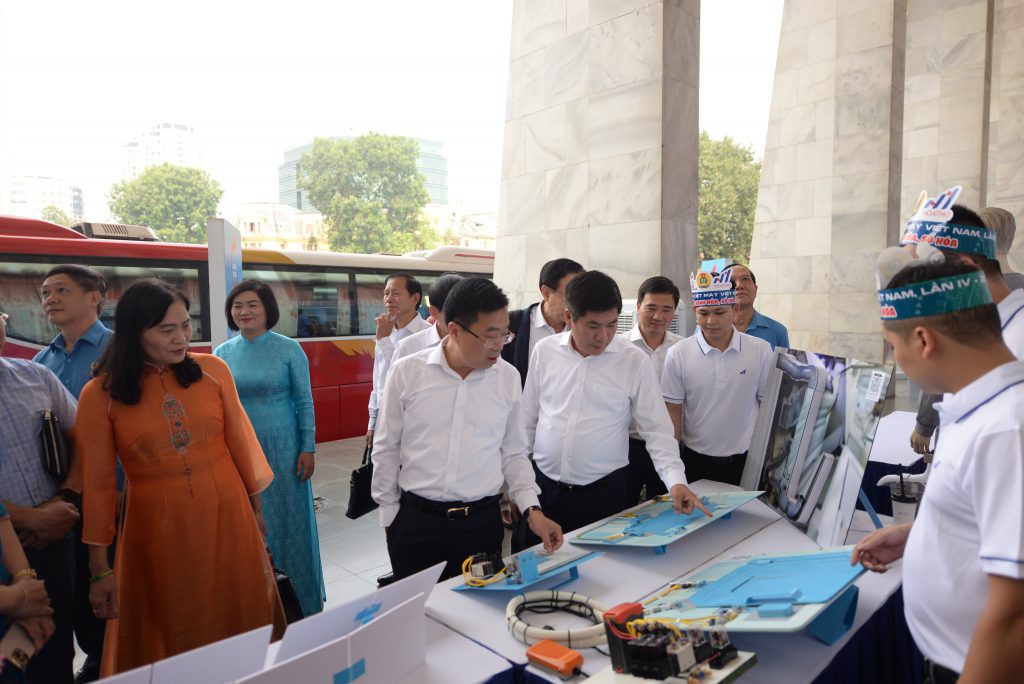 Las salas de exhibicion de productos creativos en el IV Festival del Trabajo Creativo en 2024 organizado por la Asociacion Textil de Vietnam en colaboracion con el Grupo Textil de Vietnam. Imagen de la CEDH