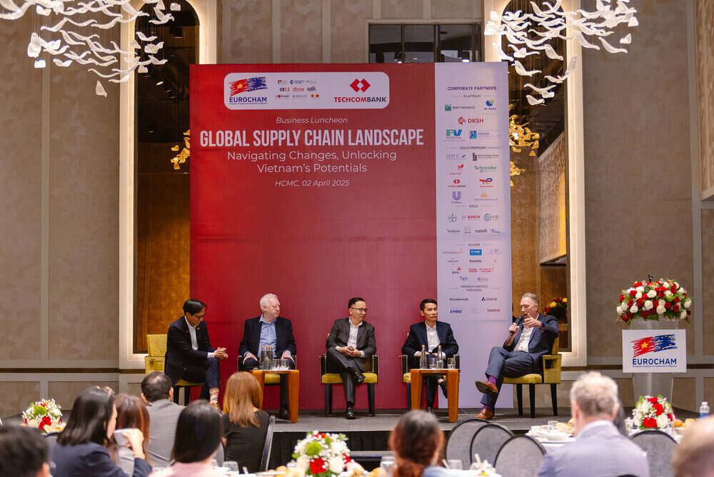 Cac dai dien tu Techcombank, EuroCham, Deloitte, Bosch trong Phien thao luan cua Hoi thao. Ảnh: Techcombank