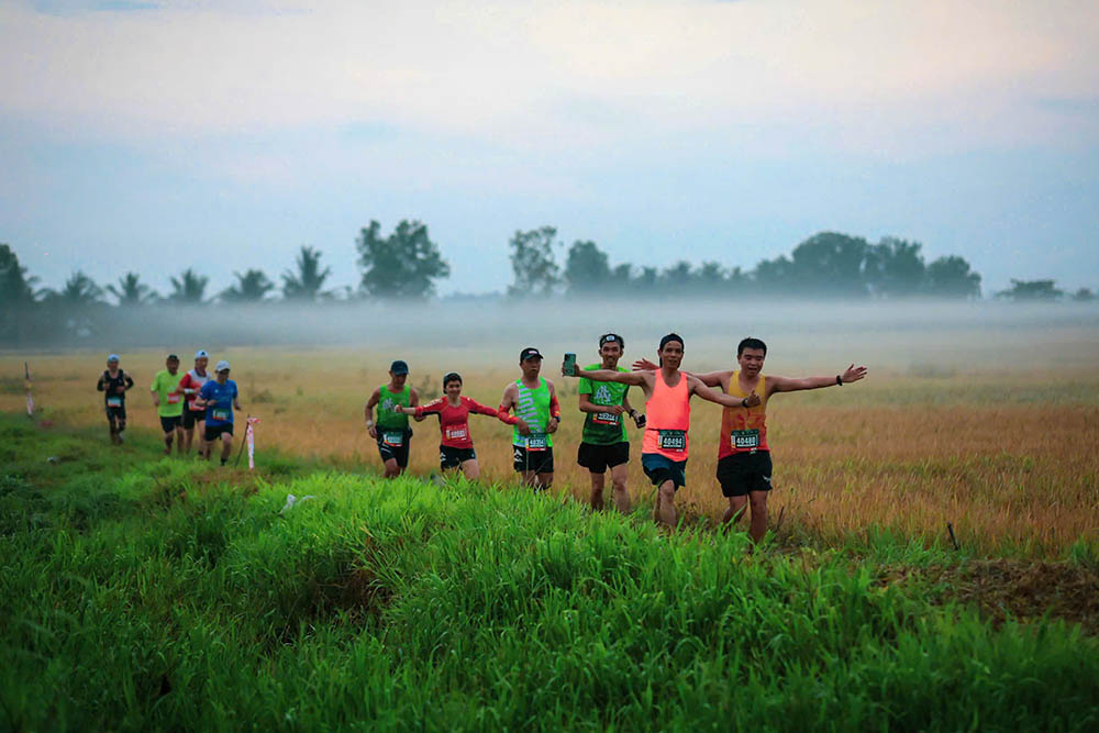 Giải chạy Aikya Cross Country Marathon Trà Vinh 2025 đi qua nhiều cung đường chạy mới mẻ. Ảnh: An An