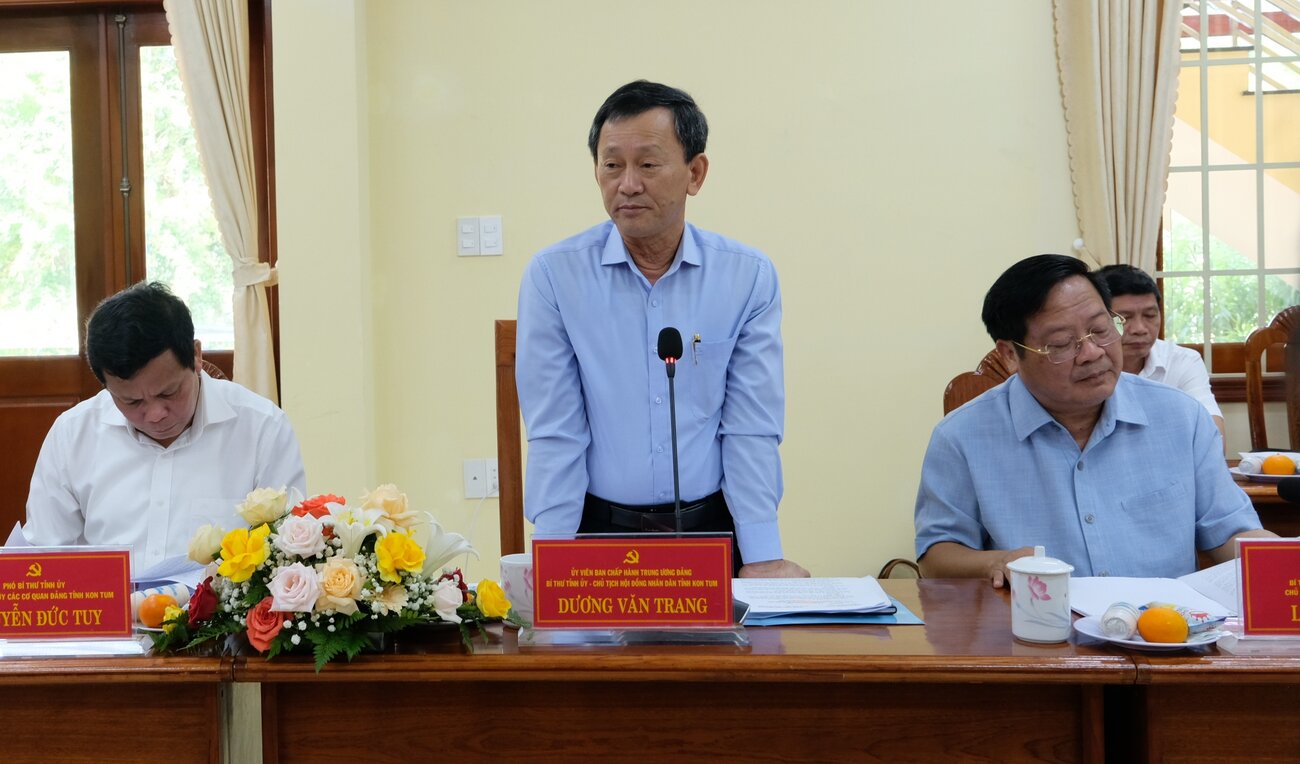 Mr. Duong Van Trang - Secretary of Kon Tum Provincial Party Committee spoke at the meeting with the Standing Committee of Quang Ngai Provincial Party Committee. Photo: Vien Nguyen.