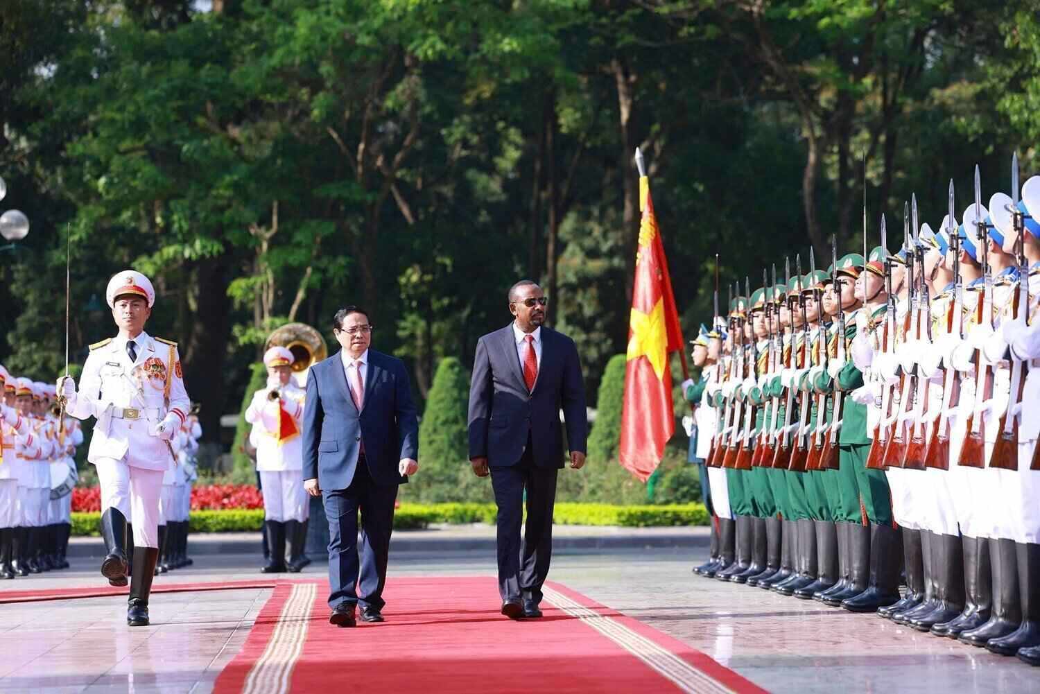 Politburo member, Prime Minister Pham Minh Chinh and Ethiopia Prime Minister Abiy Ahmed Ali approved the Honorary Team of the Vietnam People's Army. Photo: VNA