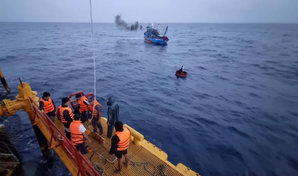 La plataforma DK1/14 recibe pescadores en el proceso de pesca en el mar.