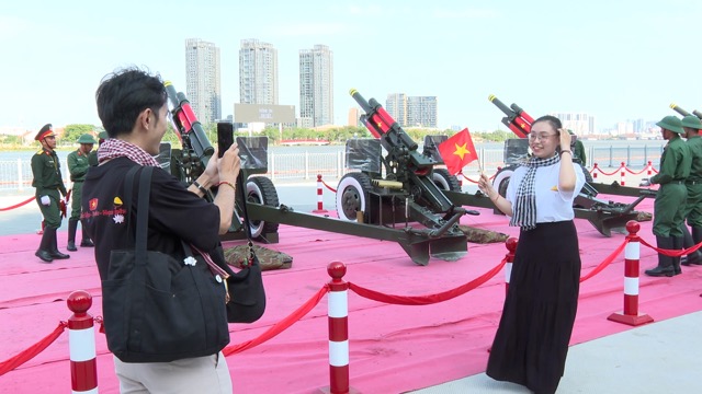 La gente visito y tomo fotos de la artilleria disparando para celebrar la 30ª ceremonia. Foto: Nguyen Ly