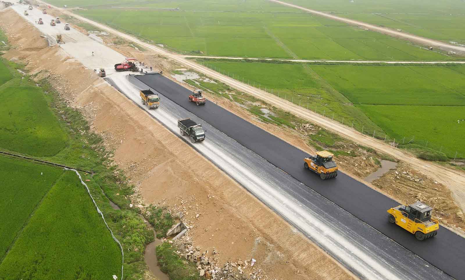 Tap trung thi cong tham nhua nhung doan con lai de kip thong tuyen chinh vao ngay 28.4. Anh: Tran Tuan.