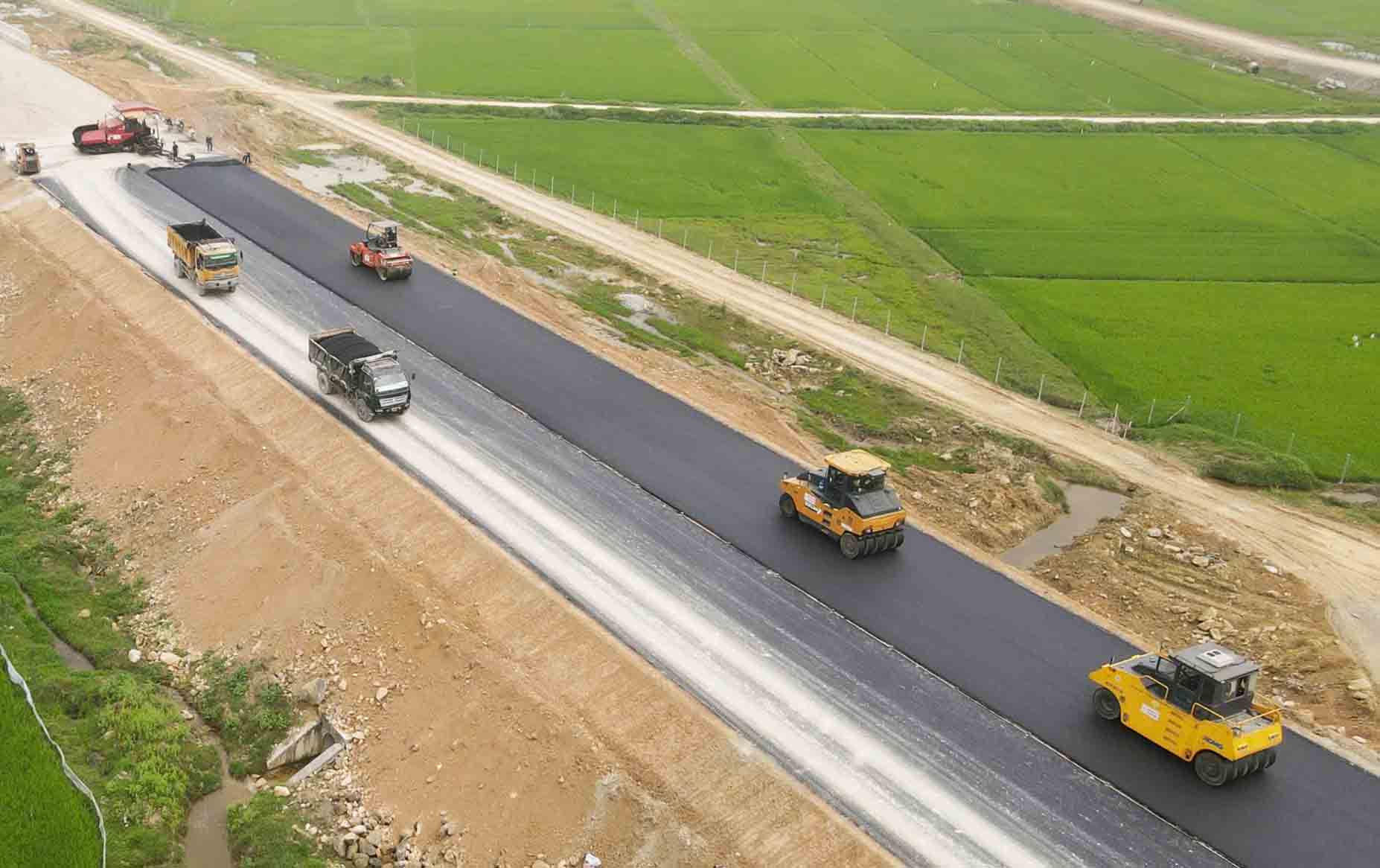 Concentrese en la construccion de alfombras de plastico de alta velocidad en la fase de "sprint" en Ha Tinh. Foto: Tran Tuan.